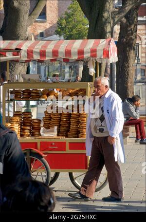 Turc vend du pain de sa stalle, Istanbul, Turquie Banque D'Images