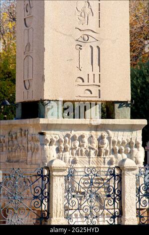 L'Obélisque de Theodosius est sculpté dans le granit rouge d'Assouan. Chacun de ses quatre visages a une colonne centrale unique d'inscriptions, célébrant la victoire de Thutmose III sur le Mitanni qui a eu lieu sur les rives de l'Euphrate vers 1450 avant J.-C. Ici représenté sur la base (face sud), l'Empereur et sa cour. Sultanahmet d'Istanbul, Turquie. Banque D'Images