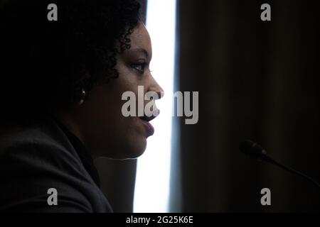 Le directeur par intérim du Bureau de la gestion et du budget Shalanda Young témoigne lors de l'audition du Comité sénatorial du budget pour examiner la demande de budget proposée par le Président Bidenâe pour l'exercice 2022 à Capitol Hill à Washington, DC, USA, le 08 juin 2021. Photo de Shawn thew/Pool/ABACAPRESS.COM Banque D'Images