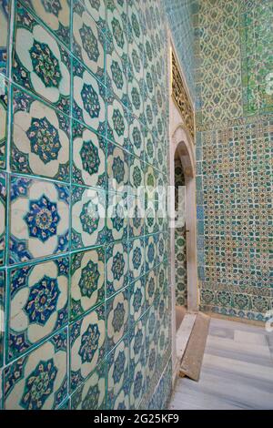 L'intérieur somptueusement carrelé de l'Imperial Harem, décoré de carreaux Iznik. Palais Topkapõ (turc: Topkapõ Sarayõ;) Istanbul, Turquie Banque D'Images