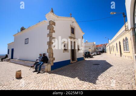 Petite chapelle dans le village d'Ericeira, Portugal. Banque D'Images