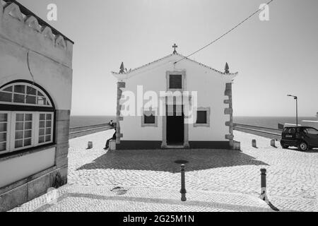 Petite chapelle dans le village d'Ericeira, Portugal. Banque D'Images