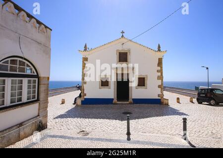 Petite chapelle dans le village d'Ericeira, Portugal. Banque D'Images