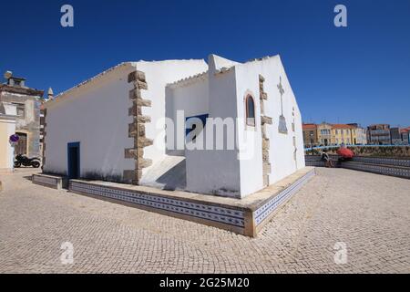 Petite chapelle dans le village d'Ericeira, Portugal. Banque D'Images