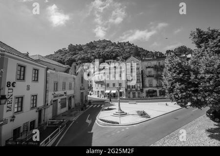 Vue sur la rue depuis le village de Sintra. Portugal Banque D'Images