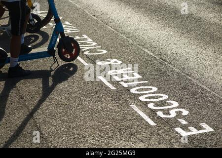 Une nouvelle aire de stationnement pour E scooter / scooters électriques à louer sur la voie publique / autoroute à Twickenham, Londres. ROYAUME-UNI. Ces scooters sont légaux. (123) Banque D'Images