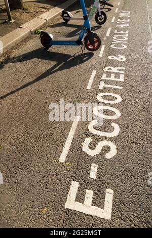 Une nouvelle aire de stationnement pour E scooter / scooters électriques à louer sur la voie publique / autoroute à Twickenham, Londres. ROYAUME-UNI. Ces scooters sont légaux. (123) Banque D'Images