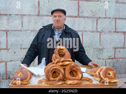 Homme turc vendant du pain d'un plateau. Place Beyazit, Istanbul, Turquie. Banque D'Images