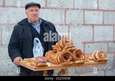 Homme turc vendant du pain d'un plateau. Place Beyazit, Istanbul, Turquie. Banque D'Images