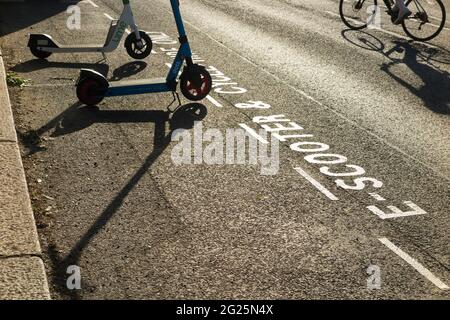 Une nouvelle aire de stationnement pour E scooter / scooters électriques à louer sur la voie publique / autoroute à Twickenham, Londres. ROYAUME-UNI. Ces scooters sont légaux. (123) Banque D'Images