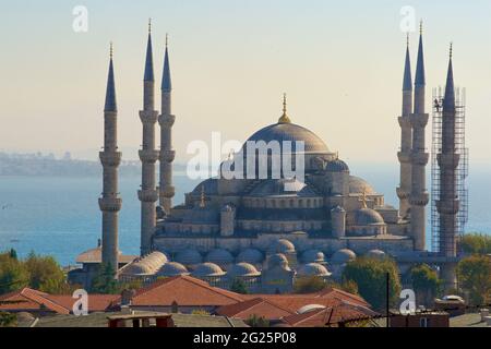 Mosquée Sultan Ahmed (turc : Sultan Ahmet Camii), également connue sous le nom de Mosquée bleue. Une mosquée du vendredi de l'époque ottomane située à Istanbul, en Turquie. Bosphore au-delà Banque D'Images