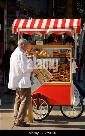 Turc vend du pain de sa stalle, Istanbul, Turquie Banque D'Images