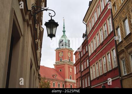 Vue sur le château royal depuis la vieille rue de Varsovie, Pologne. Détails de l'architecture. Banque D'Images