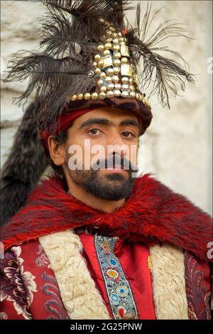 Homme turc donnant une tenue ottomane, Istanbul, Turquie Banque D'Images