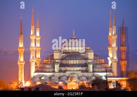 Mosquée Sultan Ahmed (turc : Sultan Ahmet Camii), également connue sous le nom de Mosquée bleue. Une mosquée du vendredi de l'époque ottomane située à Istanbul, en Turquie. Illuminé en début de soirée. Banque D'Images