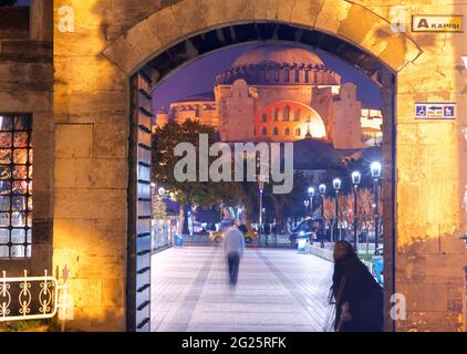 Sainte-Sophie vue à travers une arcades en pierre la nuit (turc: Ayasofya), officiellement Ayasofya-i Kebir Cami-i ?erifi littéralement Sainte Mosquée de Sainte-Sophie la Grande, et anciennement l'église de Sainte-Sophie. Istanbul, Turquie Banque D'Images