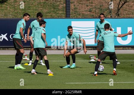 Oeiras, Portugal. 08 juin 2021. Portugal joueurs de l'équipe en action pendant la session d'entraînement à Cidade do Futebol terrain d'entraînement. L'équipe de football du Portugal s'entraîne avant de participer au championnat européen de football - EURO 2020 - dont le début est prévu le 11 juin. Crédit : SOPA Images Limited/Alamy Live News Banque D'Images