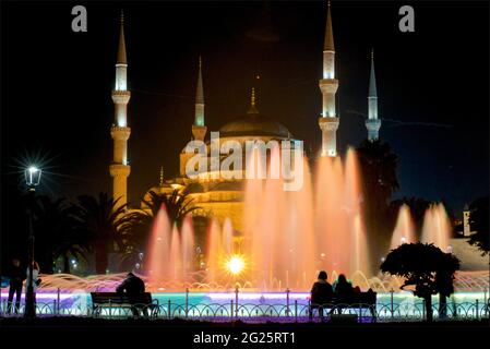 Mosquée Sultan Ahmed (turc : Sultan Ahmet Camii), également connue sous le nom de Mosquée bleue. Une mosquée du vendredi de l'époque ottomane située à Istanbul, en Turquie. Illuminé la nuit; fontaine d'eau du Sultan Ahmad Maydan à éclairage coloré Banque D'Images