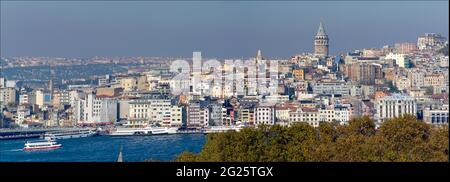 Vue panoramique sur la Corne d'Or de la Tour de Galata, Galata Kulesi, quartier de Beyoglu, vue depuis le Palais de Topkapi, Istanbul, Turquie Banque D'Images