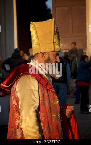 Homme turc donnant une tenue ottomane pour les touristes, Istanbul, Turquie Banque D'Images