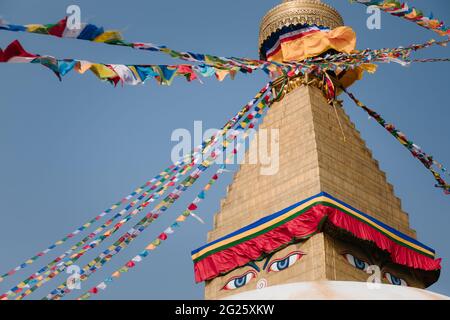 Drapeaux colorés à la Boudhanath Stupa dans la vallée de Katmandou au Népal Banque D'Images