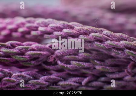 des fils violets se rapprochent sous l'arrière-plan du microscope Banque D'Images