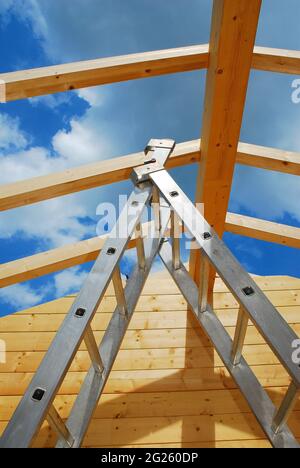 Une échelle dans une maison en bois partiellement construite (sapin), une maison en bois prédécoupée qui est assemblée sur place. Province d'Udine, Friuli, Italie Banque D'Images