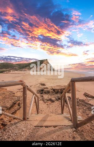 Belle plage de sable et falaise au coucher du soleil. Panorama atlantique Banque D'Images