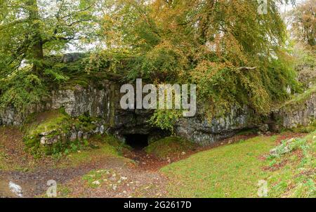 Vue extérieure de l'entrée de la grotte de Yordas à Kingsdale, dans le North Yorkshire Banque D'Images