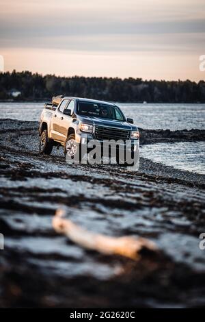 Pick-up à atterrissage en argent au coucher du soleil sur la plage, Harpswell, Maine Banque D'Images