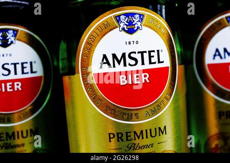 Photo éditoriale sur le thème Amstel. Photo d'illustration pour les nouvelles sur Amstel - une marque de bière hollandaise Banque D'Images