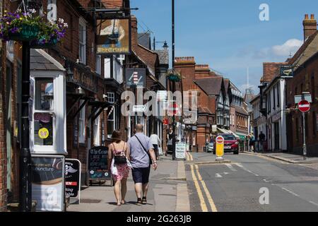 Wokingham, Royaume-Uni. 8 juin 2021. Les clients passent par le centre-ville dans un contexte de préoccupation croissante concernant la propagation de la variante Covid-19 Delta. Des tests de surtension ont été introduits dans certains codes postaux locaux après qu'un petit nombre de cas de la variante Delta identifiés pour la première fois en Inde ont été confirmés dans la région de Wokingham. Crédit : Mark Kerrison/Alamy Live News Banque D'Images