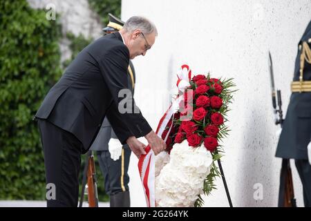 Ljubljana, Slovénie. 08 juin 2021. Le Président de la Suisse Guy Parmelin (L) dépose une couronne au Monument aux victimes de toutes les guerres à Ljubljana au cours de sa visite de deux jours en Slovénie. Le président de la Suisse, Guy Parmelin, a commencé sa visite officielle de deux jours en Slovénie, rencontrant le président slovène Borut Pahor à Ljubljana et posant une couronne au Monument aux victimes de toutes les guerres. Crédit : SOPA Images Limited/Alamy Live News Banque D'Images