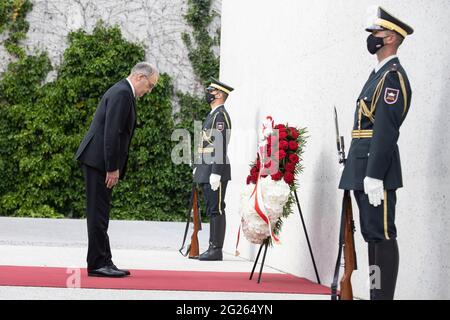 Ljubljana, Slovénie. 08 juin 2021. Le Président de la Suisse Guy Parmelin (L) dépose une couronne au Monument aux victimes de toutes les guerres à Ljubljana au cours de sa visite de deux jours en Slovénie. Le président de la Suisse, Guy Parmelin, a commencé sa visite officielle de deux jours en Slovénie, rencontrant le président slovène Borut Pahor à Ljubljana et posant une couronne au Monument aux victimes de toutes les guerres. Crédit : SOPA Images Limited/Alamy Live News Banque D'Images