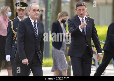 Ljubljana, Slovénie. 08 juin 2021. Le président slovène Borut Pahor (R) rencontre le président suisse Guy Parmelin à Ljubljana, en Slovénie. Le président de la Suisse, Guy Parmelin, a commencé sa visite officielle de deux jours en Slovénie, rencontrant le président slovène Borut Pahor à Ljubljana et posant une couronne au Monument aux victimes de toutes les guerres. Crédit : SOPA Images Limited/Alamy Live News Banque D'Images