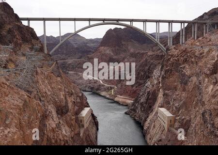 Le pont commémoratif Mike O'Callaghan–Pat Tillman au barrage Hoover, le dimanche 7 mars 2021, près de Boulder City, Ven. Banque D'Images