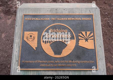 Une plaque commémorative honorant Sherman Jones au pont commémoratif Mike O'Callaghan–Pat Tillman au barrage Hoover, le dimanche 7 mars 2021, près de Boulder City, Banque D'Images