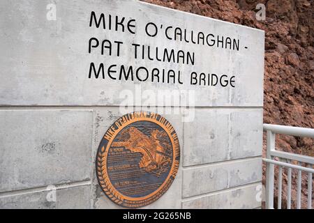 Un panneau Mike O'Callaghan–Pat Tillman Memorial Bridge au barrage Hoover, le dimanche 7 mars 2021, près de Boulder City, Ven. Banque D'Images