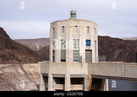 Le Penfstock s'élève au barrage Hoover et affiche l'heure du Nevada, le dimanche 7 mars 2021, près de Boulder City, Ven. Banque D'Images