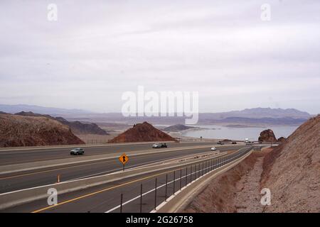 Vue sur le lac Mead depuis la vue panoramique de Robert Mendenhall le long de l'Interstate 11, dimanche 7 mars 2021, près de Boulder City, Ven. Banque D'Images