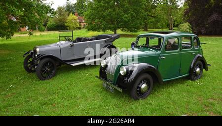 Vintage Morris 8 et Austin Motor Cars garés sur Ickwell Village Green. Banque D'Images