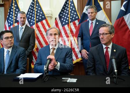 Austin, Texas États-Unis, juin 8 2021: Texas Gov. Greg Abbott (c) avec les législateurs et les responsables de l'énergie, parle à la presse après avoir signé deux projets de loi renforçant le réseau électrique et l'infrastructure du Texas qui étaient des points d'urgence à son ordre du jour législatif. Les projets de loi ont été en réponse à la tempête d'hiver de février qui a renversé une grande partie du réseau électrique du Texas, laissant des millions de Texans sans électricité pendant des jours. Crédit : Bob Daemmrich/Alay Live News Banque D'Images