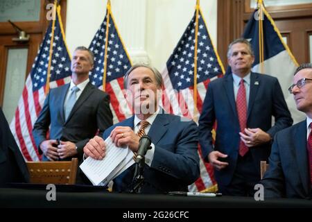 Austin, Texas États-Unis, juin 8 2021: Texas Gov. Greg Abbott (c) avec les législateurs et les responsables de l'énergie, parle à la presse après avoir signé deux projets de loi renforçant le réseau électrique et l'infrastructure du Texas qui étaient des points d'urgence à son ordre du jour législatif. Les projets de loi ont été en réponse à la tempête d'hiver de février qui a renversé une grande partie du réseau électrique du Texas, laissant des millions de Texans sans électricité pendant des jours. Crédit : Bob Daemmrich/Alay Live News Banque D'Images