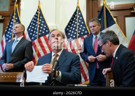 Austin, Texas États-Unis, juin 8 2021: Texas Gov. Greg Abbott (c) avec les législateurs et les responsables de l'énergie, parle à la presse après avoir signé deux projets de loi renforçant le réseau électrique et l'infrastructure du Texas qui étaient des points d'urgence à son ordre du jour législatif. Les projets de loi ont été en réponse à la tempête d'hiver de février qui a renversé une grande partie du réseau électrique du Texas, laissant des millions de Texans sans électricité pendant des jours. Crédit : Bob Daemmrich/Alay Live News Banque D'Images