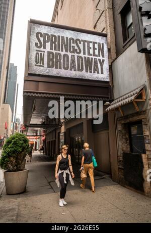 New York, États-Unis. 08 juin 2021. Le chapiteau du St. James Theatre, situé à proximité de Broadway, à New York, le mardi 8 juin 2021, est décoré pour le prochain « Springsteen on Broadway ». Les billets sont en vente le 10 juin et le spectacle est prévu pour le 26 juin. Les participants doivent présenter une preuve de vaccination contre le COVID-19. Le spectacle sera la première production de Broadway à ouvrir depuis la fermeture de mars 2020. (Âphoto de Richard B. Levine) crédit: SIPA USA/Alay Live News Banque D'Images