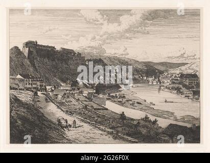 Vue sur le bouillon. Vue sur la ville de Bouillon avec la rivière Semois et le château de Bouillon. Banque D'Images