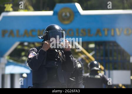 San Salvador, El Salvador. 08 juin 2021. Pendant la manifestation, un policier de contrôle des émeutes garde l'entrée principale de l'Assemblée législative salvadorienne. Des membres d'églises et de mouvements sociaux sont descendus dans la rue pour protester contre l'environnement, le Congrès salvadorien a archivé des centaines de lois protégeant, y compris plusieurs propositions pour l'environnement, y compris l'eau comme droit de l'homme. Crédit : SOPA Images Limited/Alamy Live News Banque D'Images