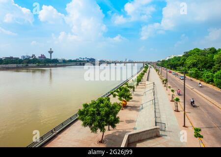 Sabamati vue aérienne au bord de la rivière dans la ville d'Ahmedabad, État du Gujarat en Inde Banque D'Images