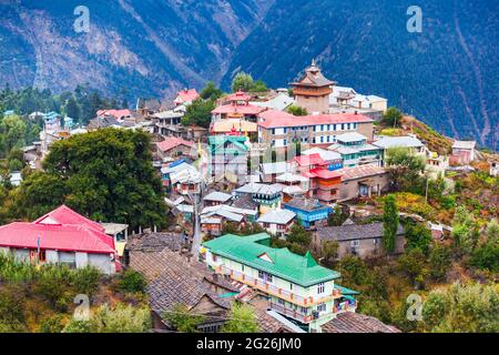 Les montagnes de kalpa et Kinnaur Kailash offrent une vue panoramique. Kalpa est une petite ville de la vallée de la rivière Sutlej, Himachal Pradesh en Inde Banque D'Images