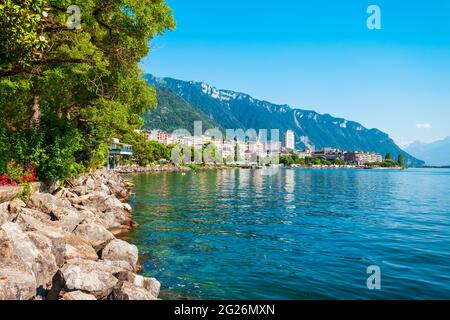 Port de Montreux avec yachts et bateaux vue panoramique. Montreux est une ville sur le Lac Léman au pied des Alpes en Suisse. Banque D'Images